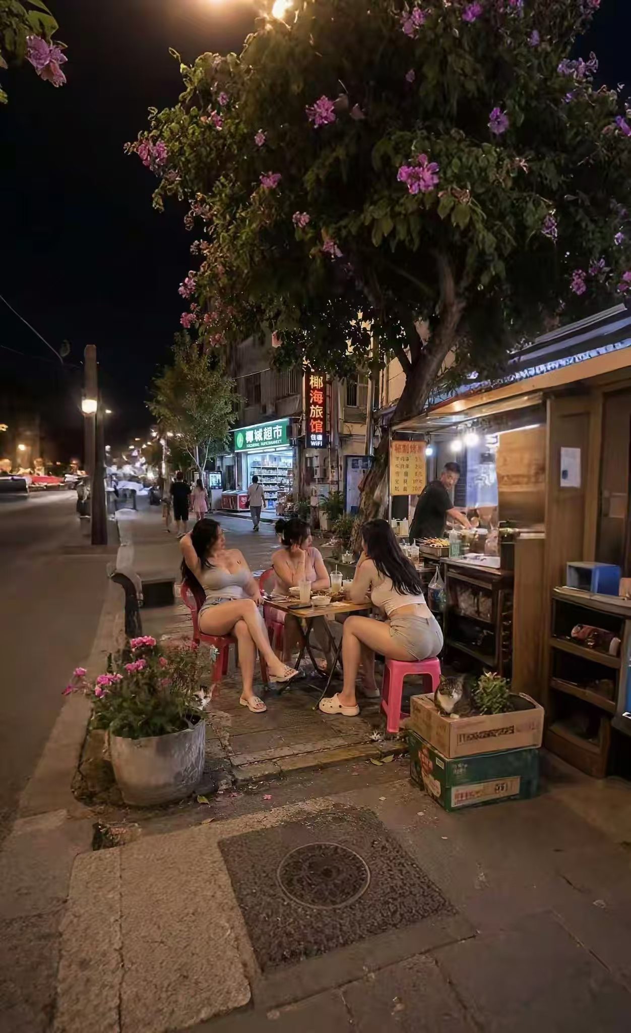 据说， 东北夜市都是这种， 牛高马大的女人， 吃烧烤 …… [泪奔]...