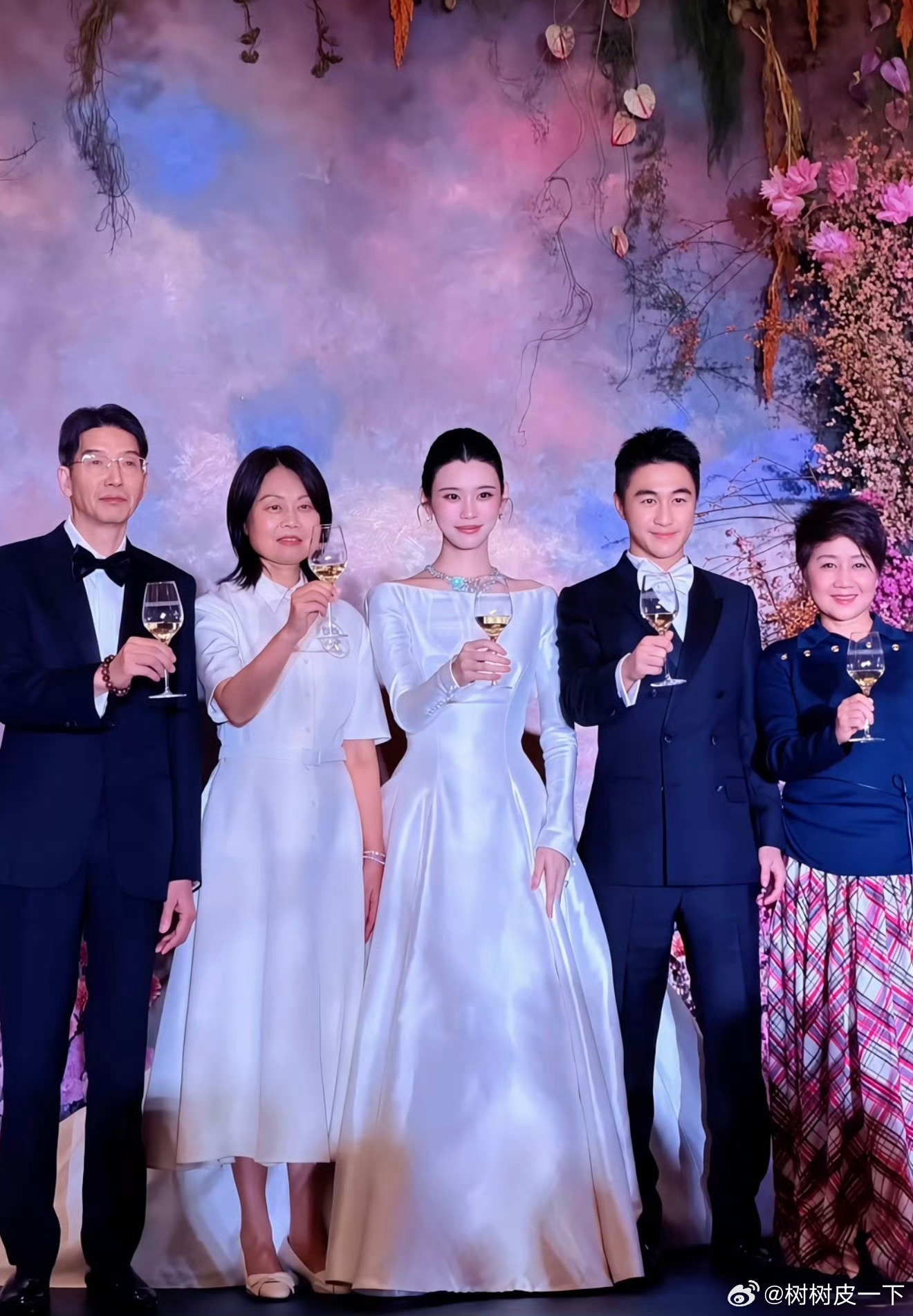 2019年奚梦瑶生下赌王家族第五代长孙何广燊时，宝宝的脐带并非由爸爸何猷君剪断，而是由婆婆梁安琪（四太）亲手完成这一仪式。   一、核心事实确认- 剪脐带的人：2019年10月，奚梦瑶诞下长子何广燊，