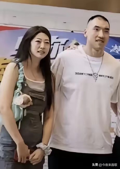 山东男篮大汉陶汉林今年都 35 岁了，身高 2.08 米，他妻子站在他身边比他矮不多少，网传他妻子 1.88 米，从图片上来看应该差不多。
 
很多球迷第一眼看到两人同框，都会默认网传1米88是准确身高。
 
这也是大部分网友都踩过的认知误区，真实身高远比传言更夸张。
 
根据山东本地体育媒体实测比