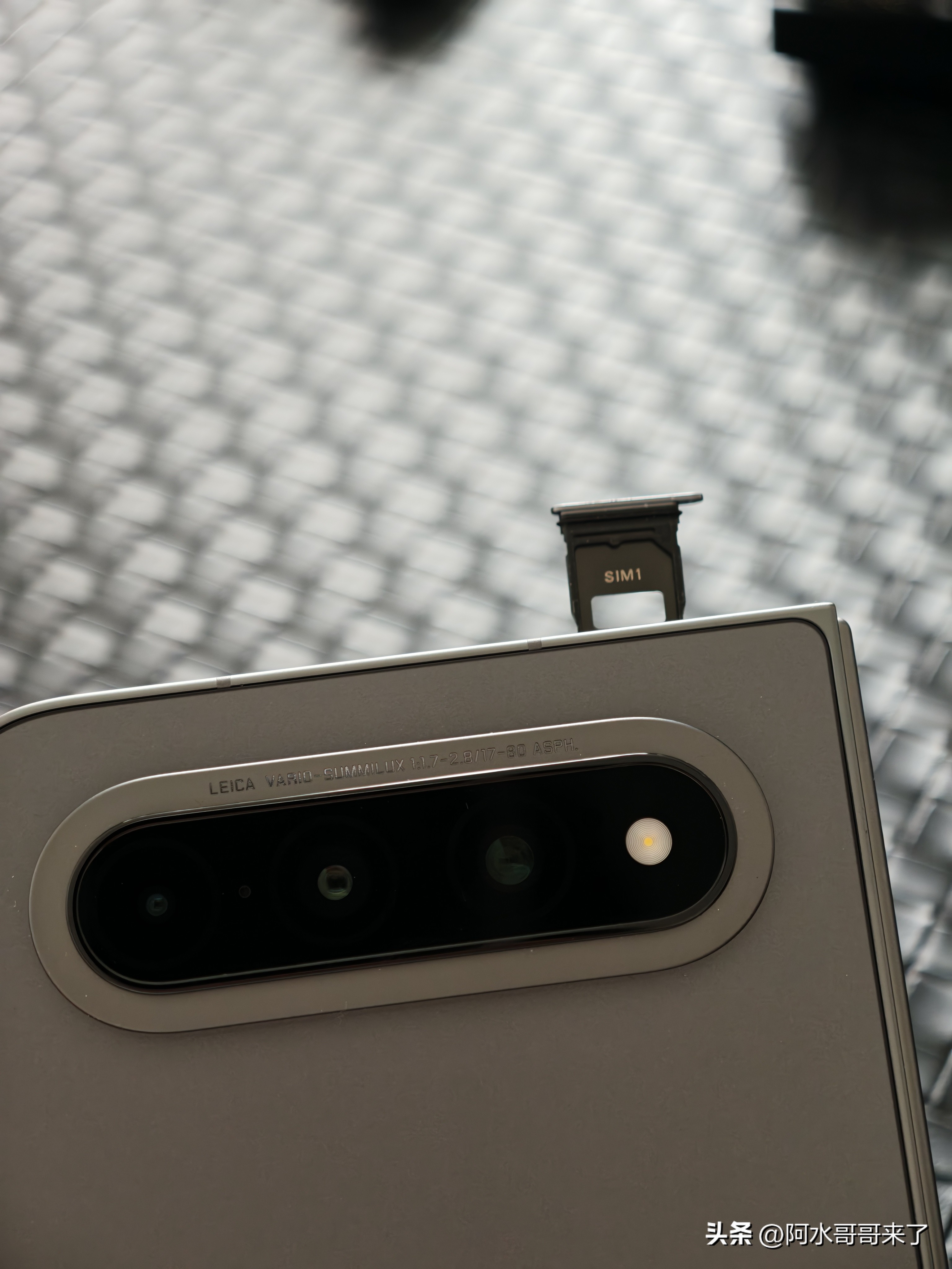 外星科技之实体SIM卡槽！同样是中折叠屏为什么苹果不支持实体卡？iPhoneDuo eSIM限制