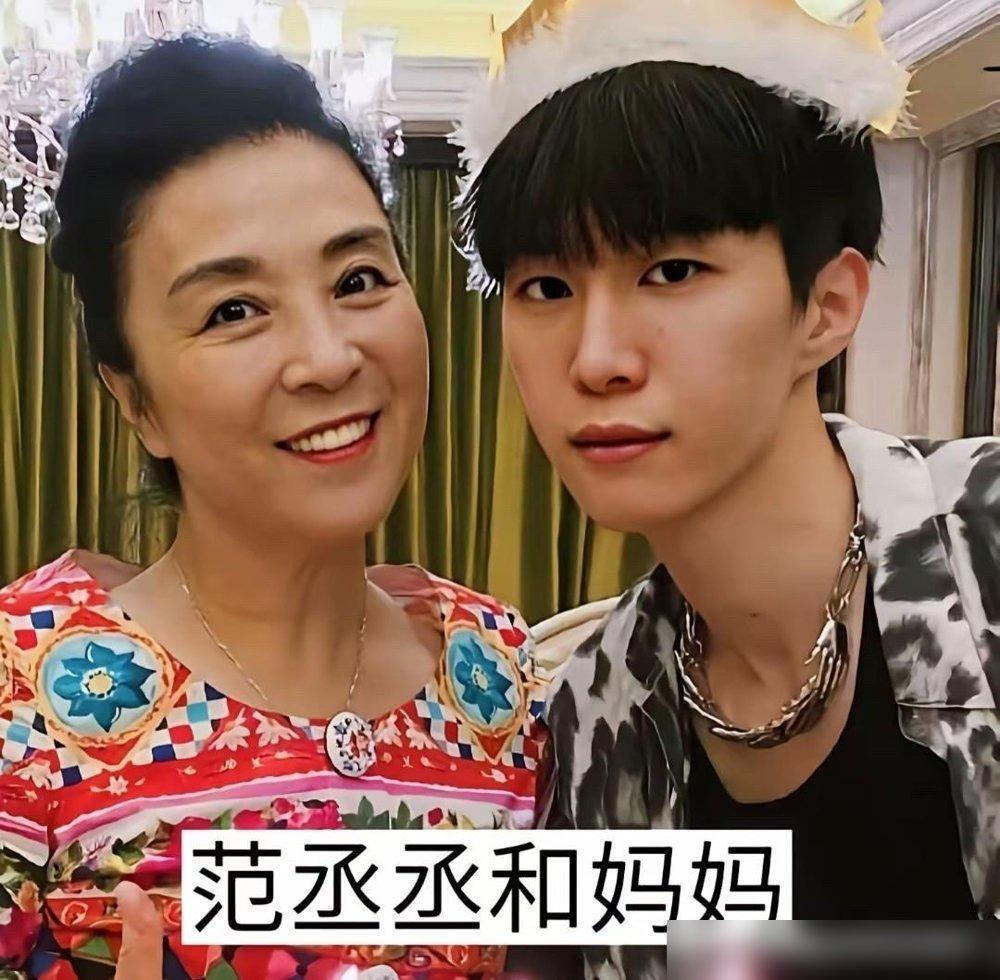 陈飞宇演了个靠爹的反派，亲爹陈凯歌看完直接说被吓到了。
长沙路演，他自己抖出来的。陈凯歌陈红两口子看完《神探之痕迹》，原话是“被吓到了”。这片子陈思诚导的，陈飞宇演马朝阳，一个反社会人格。有句台词特别狠：“别人都说我靠爹。”他自己念出来的。
张译说他是“天使那段真天使，魔鬼那段真魔鬼”。马丽就仨