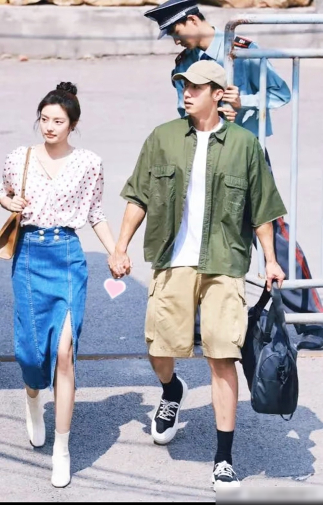 黄景瑜这手，牵得跟焊死了一样。
路透里徐若晗整个人被他攥着往前走，俩人差着21厘米，她抬头说话，他低头听。没有那种硬凹的营业感。就俩字：顺。
扒了一下时间线，这俩人是二搭。年初《岁月有情时》刚播，演的是厂矿背景的年代戏，含蓄得要命。结果才过俩月，直接杀到西双版纳拍新剧《明川有知夏》。他演森林警察