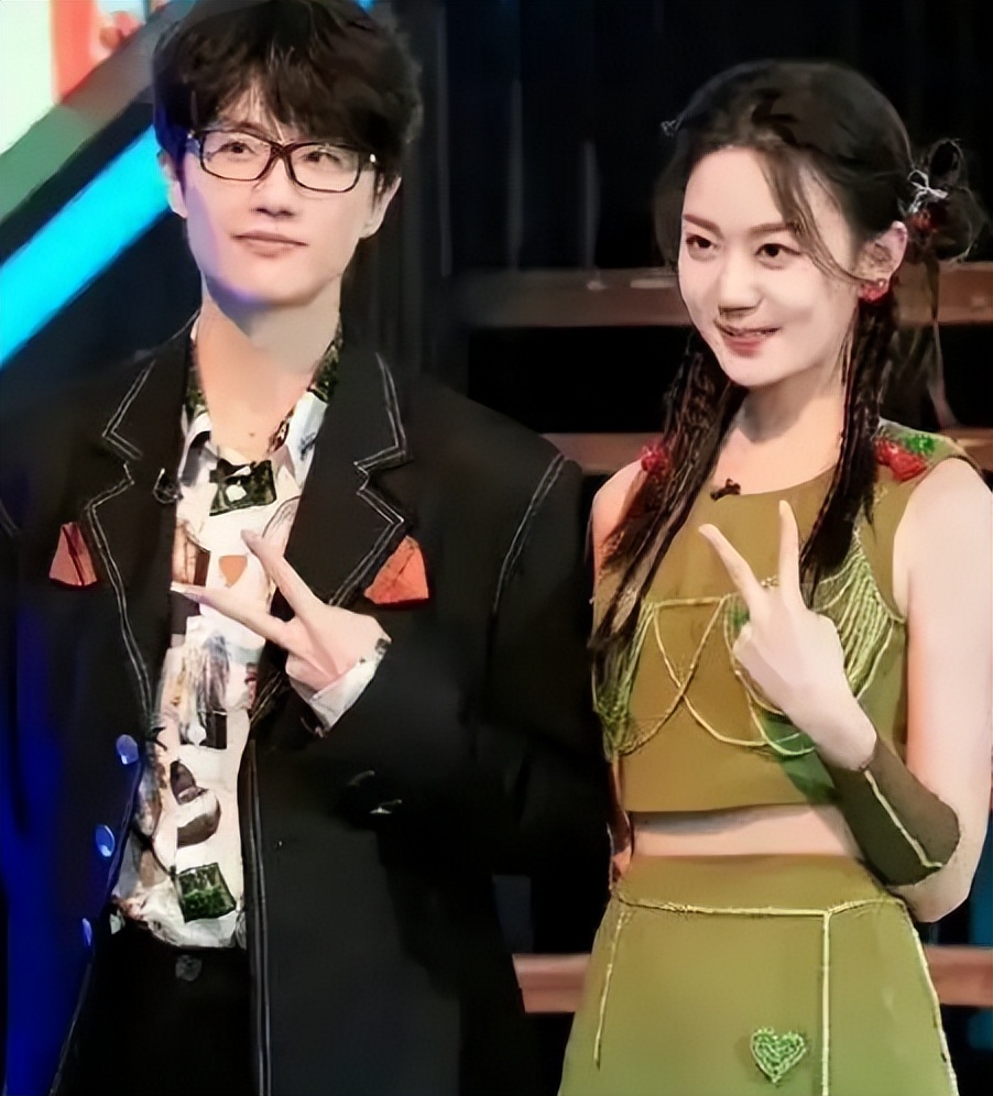 网传许嵩冯禧结婚冲上热搜，双方暂未回应！

热搜第一！网传许嵩和冯禧已经结婚的消息，瞬间引起全网热议。
两个人当初因综艺相识，低调恋爱很久。不少网友送上祝福，也有人在等待当事人的官方说法。
目前许嵩和冯禧本人以及工作室，都没有出来证实或者辟谣。

大家觉得消息是真的吗？坐等一个官宣。