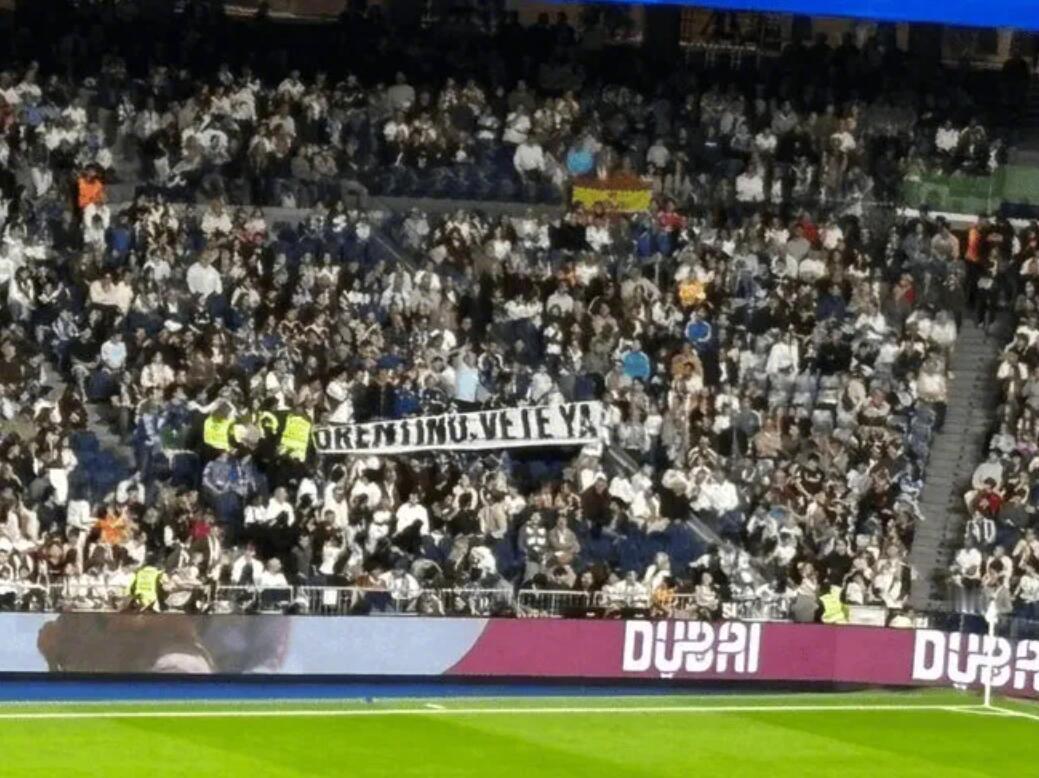 比赛看台上球迷打出标语：弗洛伦蒂诺，赶紧走人吧（FLORENTINO...