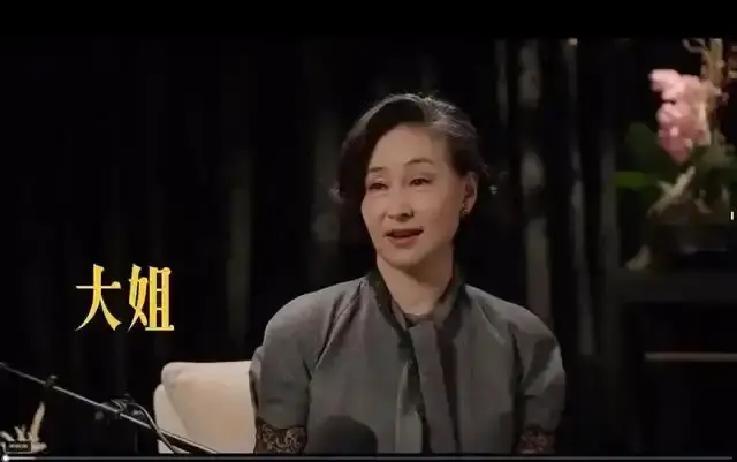 奶茶妹妹在镜头前笑盈盈对赌王掌门人何超琼冒出一句“我们独生子女比较佛系”，何超琼听完不发一言，只是意味深长地微微一笑。
 
何超琼端起面前的白瓷杯，抿了一口茶。杯沿在她唇边停了片刻，才轻轻放下。
 
章泽天脸上的笑容没变，手指却无意识地拨了一下耳边的头发。
 
“佛系这个词，这几年很流行。”何超琼终