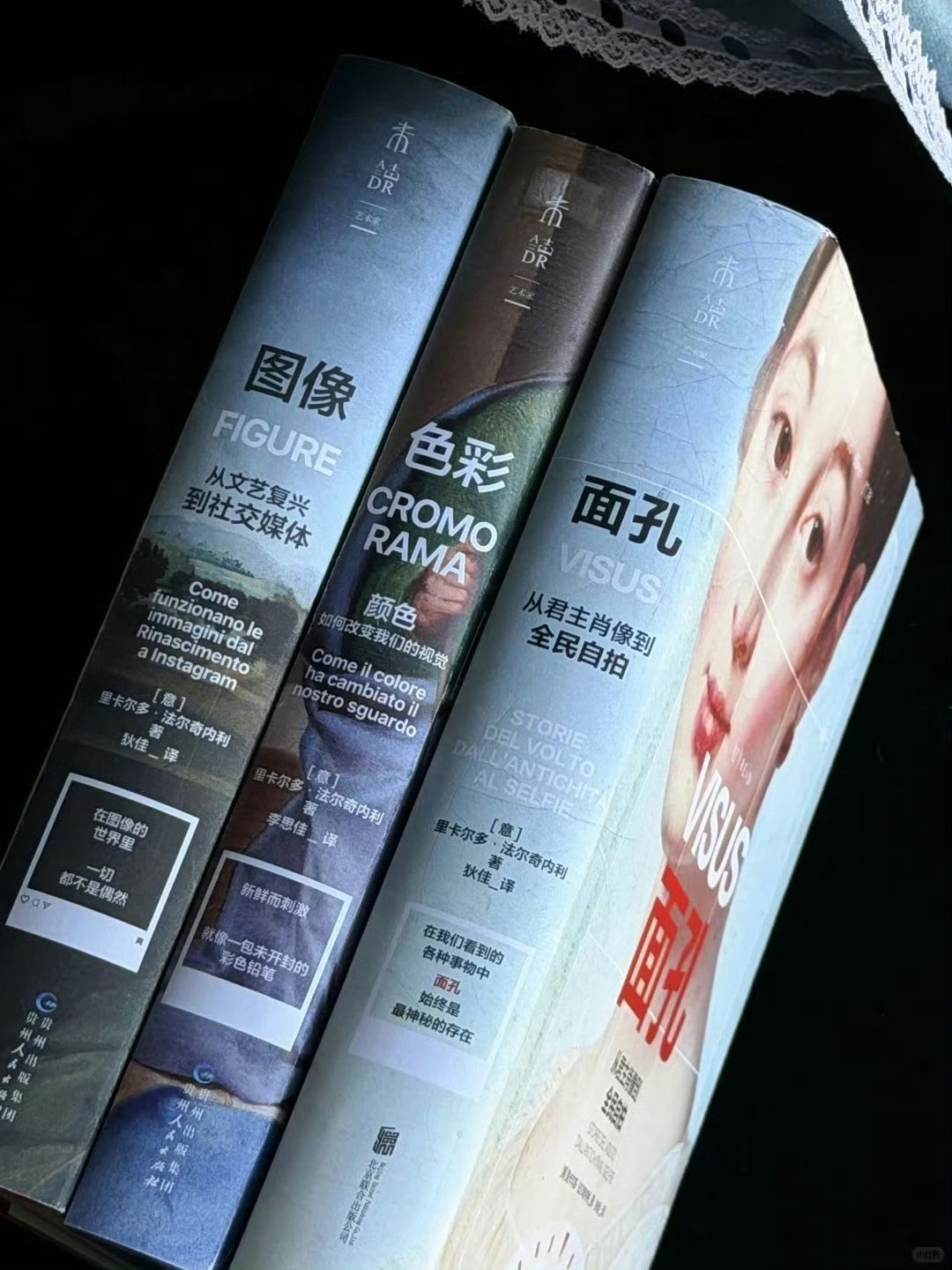 开学第一份书单我的开学故事 🔴审美，是一个人的隐形竞争力。真正的高级审美来自系统性的积累。📚在此，向所有重视美育的朋友强烈推荐这套意大利的顶级艺术入门神作——法尔奇内利视觉艺术三部曲：《图像》《色彩》《面孔》。🔴这套书完全适合零基础读者阅读。⭐️意大利佛罗伦萨美术学院入学考试推荐书单⭐️中央美术学院2025年推荐艺术入门书🔴从摄影、设计、艺术史、美学理论到新媒体视觉艺术，带你从0到1搭建审美体系。从感性欣赏走向理性认知，重塑对艺术的理解力、表达力和审美力。🤲这套书，就是新媒体时代的最佳艺术入门书！