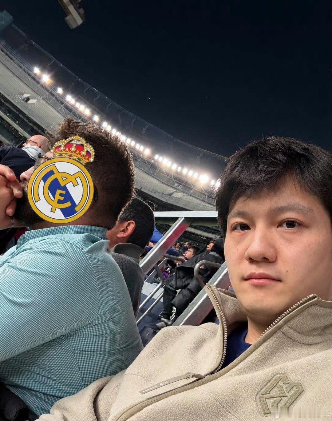 皇马管理层送樊振东巴萨官方赠票，搞了一个小乌龙，不过樊振东文笔挺不错，小作文写得有意思。

樊振东的东式幽默藏不住了，就这么个高情商，幽默感，技术还这么牛逼的运动员离开，真是国乒的损失，反观……[捂嘴哭] ​