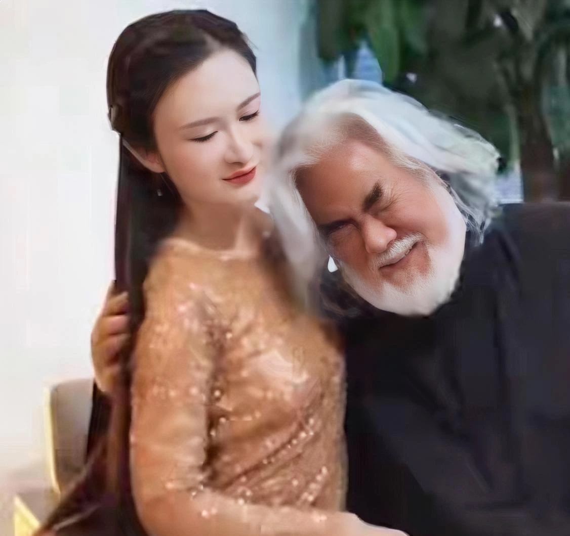 窗外有晚霞，她指给他看，说好看；他抬眼，答的是该吃药了。
这一来一回，就在杜星霖的直播间里。几万人看着，44岁的她把75岁张纪中的日常一件件拎出来说。袜子总凑不成对，物品随手就放，拌嘴后他直接出门。她嫌他步子慢，还提到身上有“老人味”。
他以前在片场一开口，几百人的场子会安静。现在补光灯亮着，小31