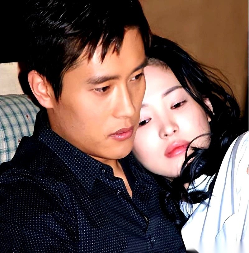 2003年宋慧乔因为《洛城生死恋》公开认下了出道后第一个男友李秉宪。
高调秀恩爱的结果是2004年6月两人就因工作忙和各种不合分了手。
当年因这个男人被编造出来的19＋谣言至今没有一个彻底结清的说法。
年轻的时候谁没上过头？
那时候两个人都年轻，爱得不管不顾，恨不得把恩爱摊在所有人眼皮子底下。可现实