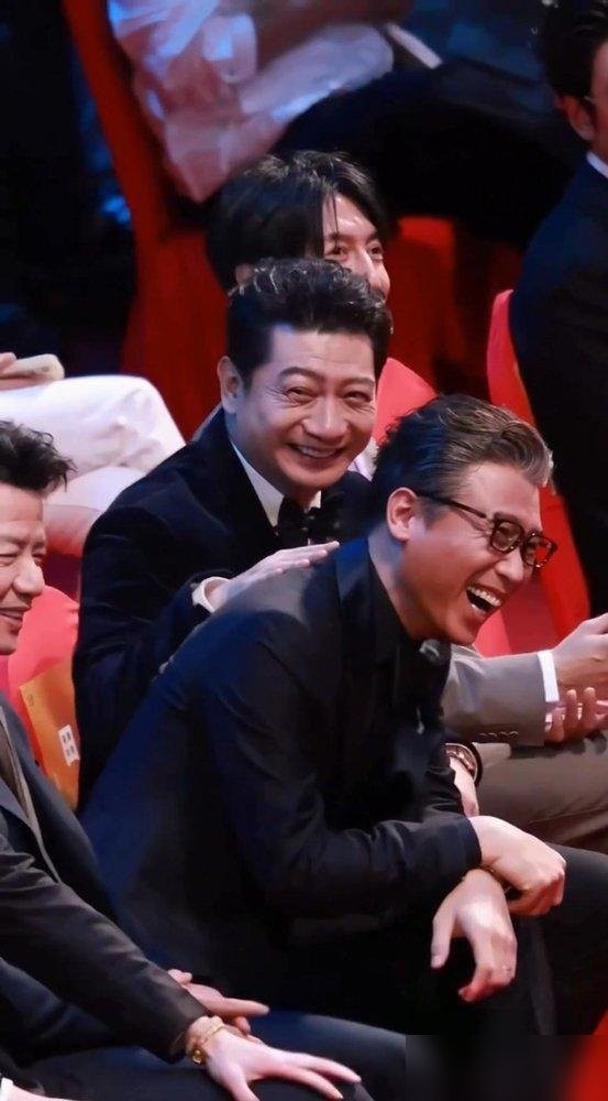 倪萍在飞天奖现场扯着嗓子冲李乃文喊“好好活着”，胡军、郭京飞几个在底下乐得后槽牙都快露出来了。这种大场面换成旁人，被当众这么调侃恐怕早绷不住了，李乃文倒好，笑眯眯顺势接梗，场面像极了熟人串门。

演艺圈里天天有人叫唤“没戏拍”，可你瞧瞧李乃文的行程单，密集得让人透不过气。新剧《醉梦》排在10月中旬抬