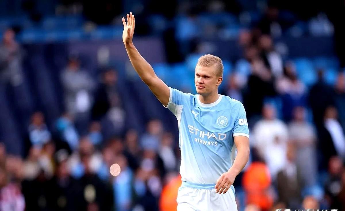 姆巴佩还没完全理顺，皇马又盯上哈兰德了。

名记莫雷托透露，去西甲是哈兰德的梦想，他未来转会很可能去西班牙。偏偏现在曼城正面临英超官方处罚，变数陡增。

皇马确实眼馋这种禁区终结能力，但现实难题明摆着：身价起码两亿欧元以上，而且前场早就有姆巴佩、维尼修斯和迪奥曼德，位置挤得水泄不通。

真要花两亿多