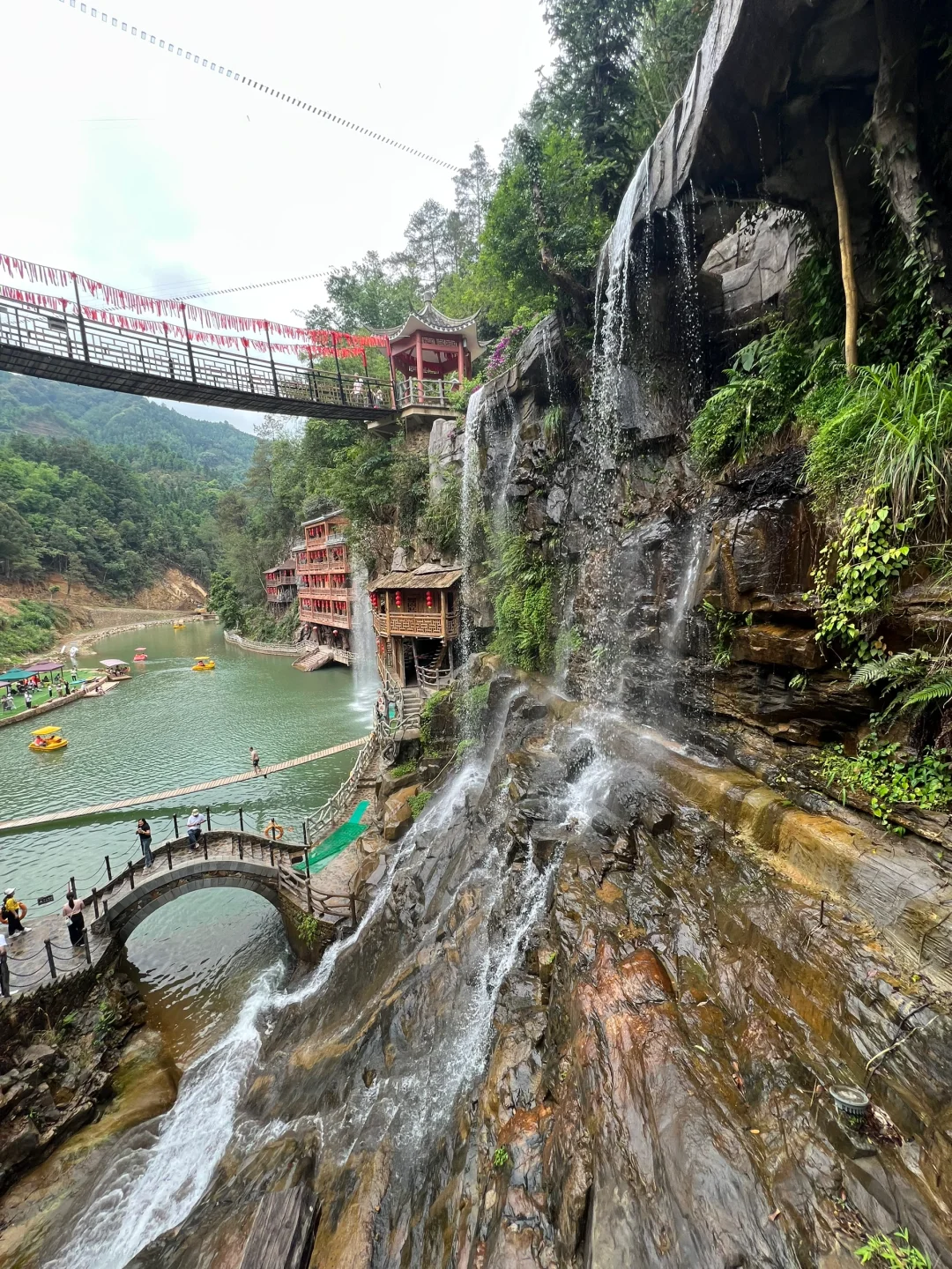 崖壁上悬崖上的建筑，太震撼了