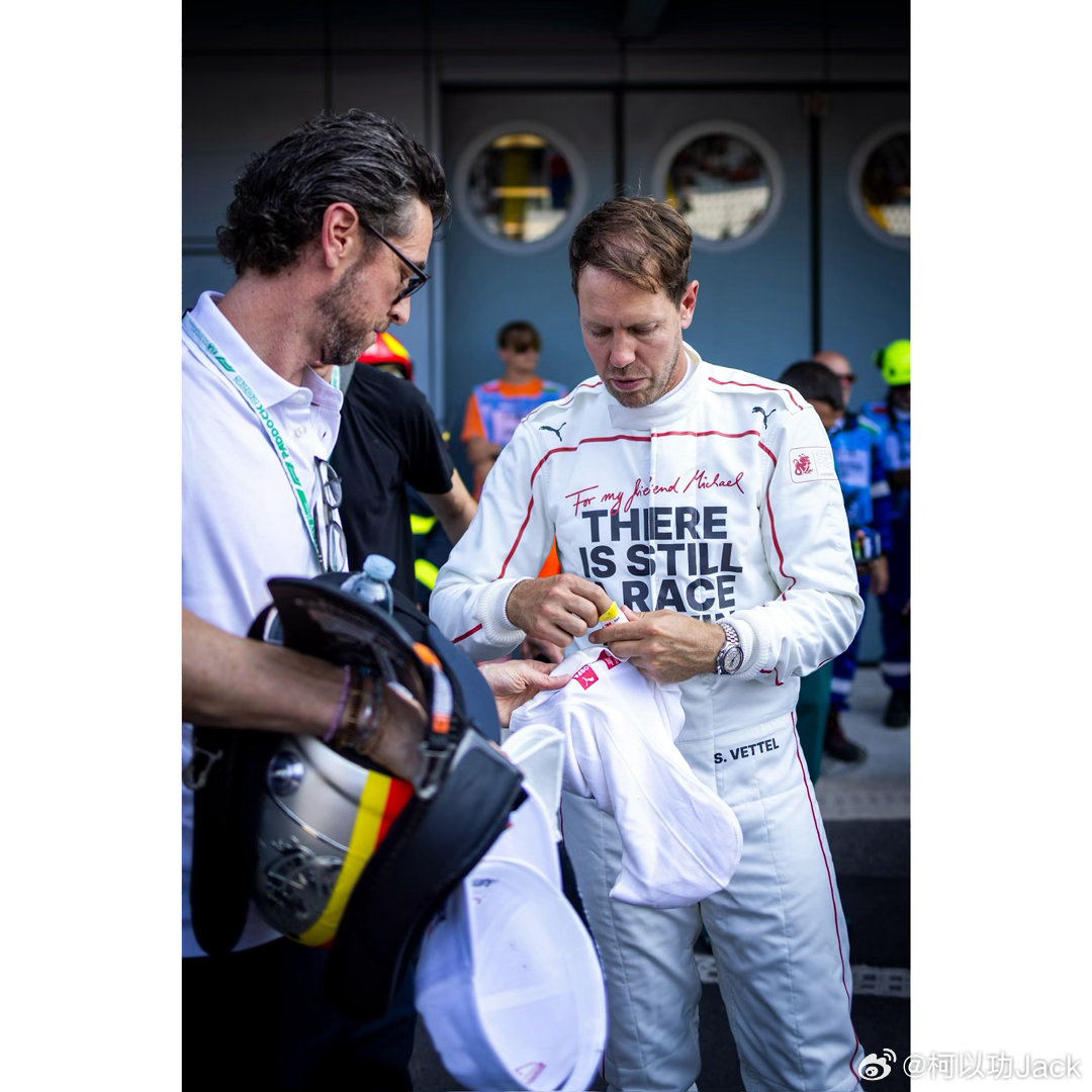 V10才是F1天籁之音！
维特尔在蒙扎驾驶法拉利F2002致敬舒马赫
#F1[超话]##2026f1意大利大奖赛##维特尔##舒马赫#  ​