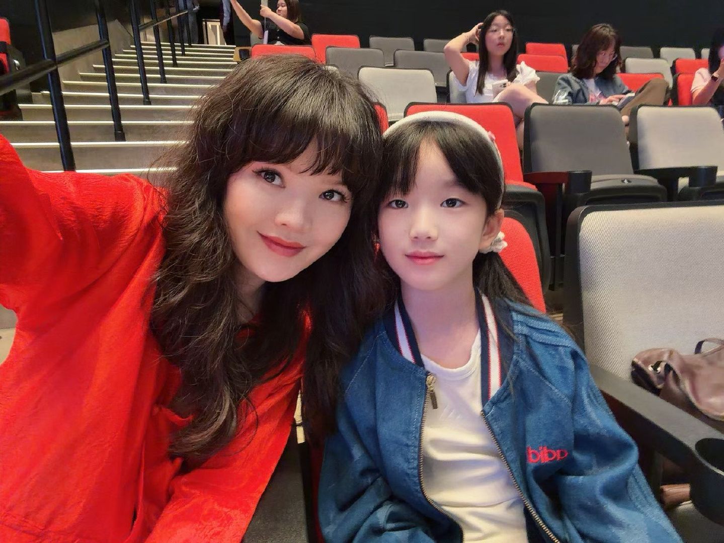 我悦心满意足了，2026 i-dle WORLD TOUR，她看到了她主担宋雨琦的演唱会，哈哈。话说这个女团唱歌还真挺好听的！  ​