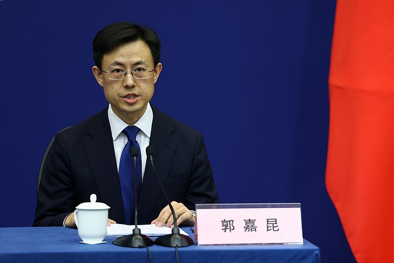 日方扩军动向
         与中方严正立场

       2026年9月21日外交部例行记者会上，发言人郭嘉昆针对美国计划在日本部署“堤丰”中导系统一事明确表态：日方引入这类战略进攻性武器，正是其加速“再军事化”的最新佐证，结合今年东京审判开庭80周年的关键节点，中方敦促日方深刻反省侵略历史，