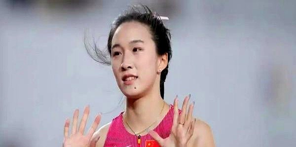 教练差点劝退的13岁女孩，上了赛场，却让所有人倒吸一口凉气。

这孩子太狠了。200米蝶泳，破了张雨霏的纪录。隔天200米混，最后50米硬生生把卫冕冠军余依婷超了，又一个亚洲纪录到手。

谁能想到，几个月前她还因为游出2分09秒，在池边哭到崩溃，差点就不游了。所有人以为她心态崩了，她却把自己关进训练