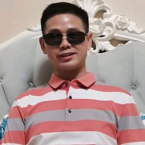 于书房读书的学者飞哥