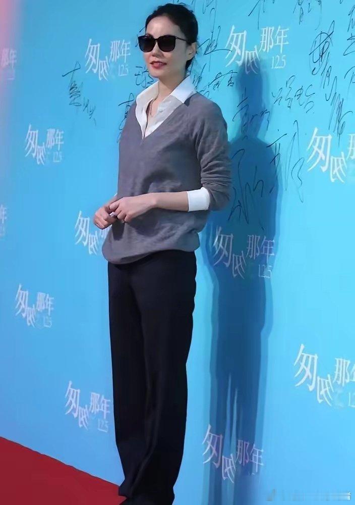 王菲就穿一件灰针织衫去首映礼，周围明星个个高定加身，她却连妆都懒得化。但她往那一站，别人像来蹭红毯的，她像来串门的。 ​