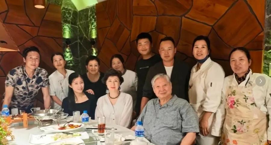 刘德华在节目里调侃洪金宝，当了一辈子大哥，现在怕孙子。
任达华在旁边笑。
洪金宝早年帮过刘德华，刘德华被雪藏那阵，他力排众议给了《夏日福星》的角色。
刘德华记着这事，成名后连续十二年上门拜年。
有回吃饭，洪金宝突然说，现在能叫得动的，真不多了。
说的时候没看谁，筷子在盘里拨了两下。
刘德华没接话，给