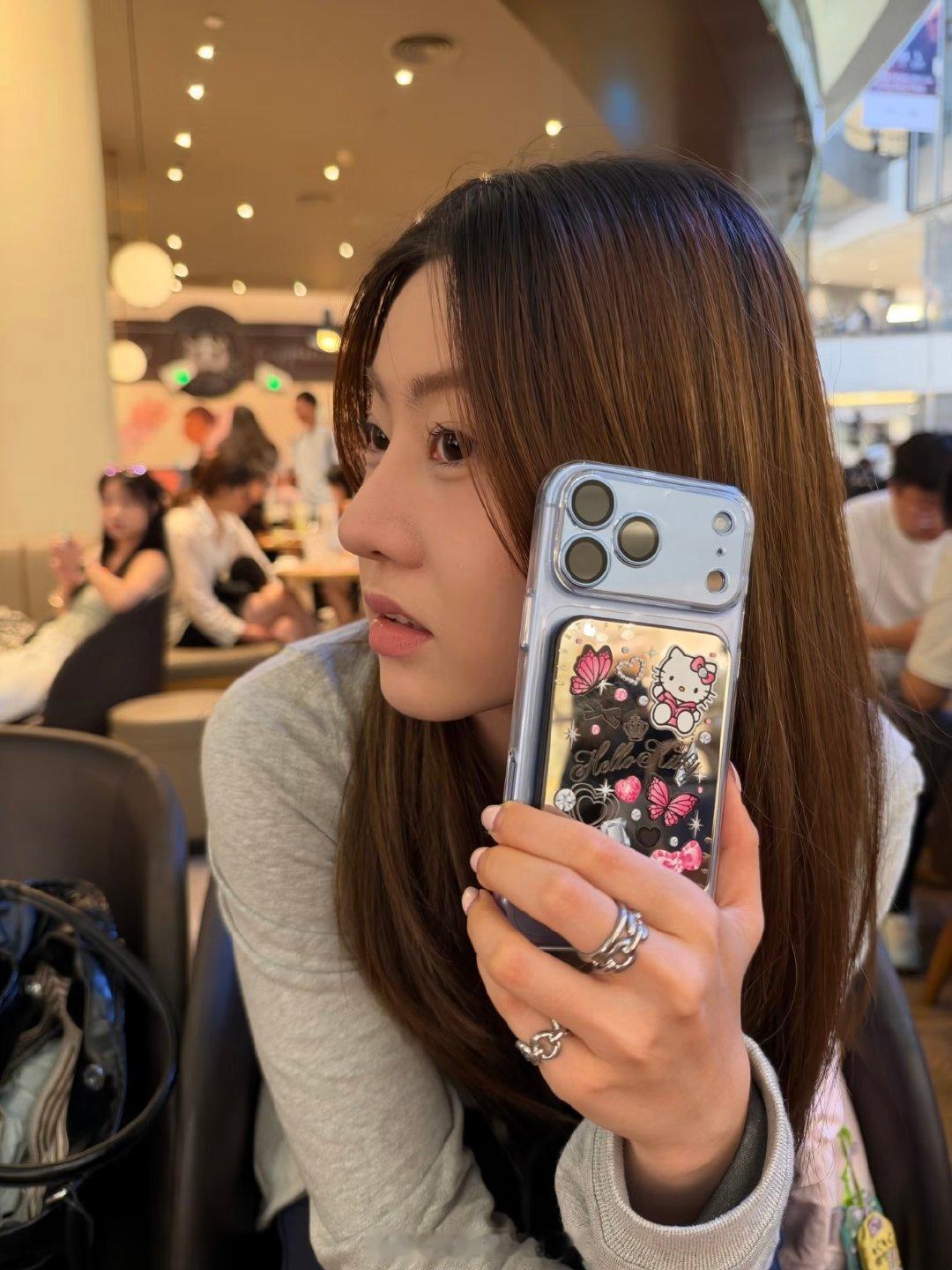 没事不急，慢慢来，你慢慢说，你说的你发的，我都能第一时间接受到讯息，我的iPhone 18 Pro Max 2TB冰川蓝信号好着呢！ ​