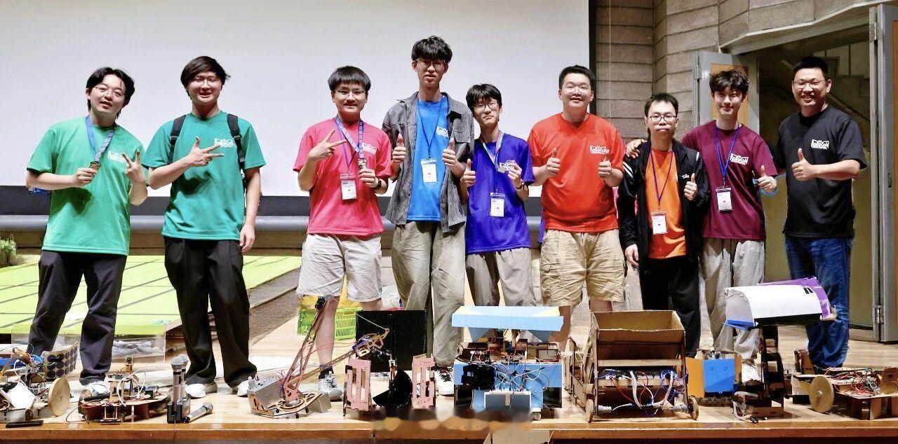 #浙大学子夺得国际赛冠亚军#

近日，第36届IDC机器人国际设计竞赛落幕，浙江大学控制科学与工程学院三名学子与所在团队斩获赛事冠亚军及最佳设计奖。

本次大赛主题为“AI TO SCIENCE”，首次引入四足机器人与基于机器视觉的全自动机器人，技术难度显著提升；赛题要求参赛队通过机器人完成球体获取、运 ​