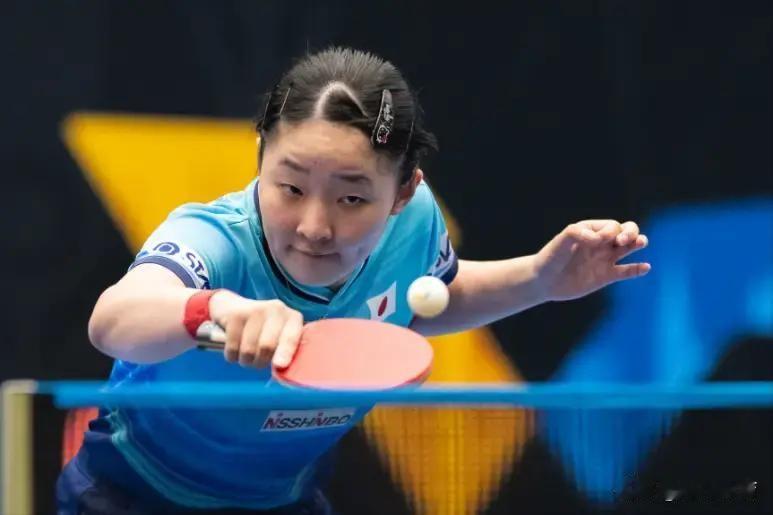 2026年WTT澳门冠军赛即将于9月8日至13日在澳门东亚运动会体育馆拉开战幕。

训练馆里只剩球拍摩擦胶皮和乒乓球弹跳的声音。王楚钦刚结束一组多球训练，汗水顺着下巴滴在地板上。林诗栋在旁边球台和向鹏对拉，温瑞博和周启豪在另一边练发接发。墙上贴着巨大的赛程表，男单签表还没出来，但每个人都知道，这次外