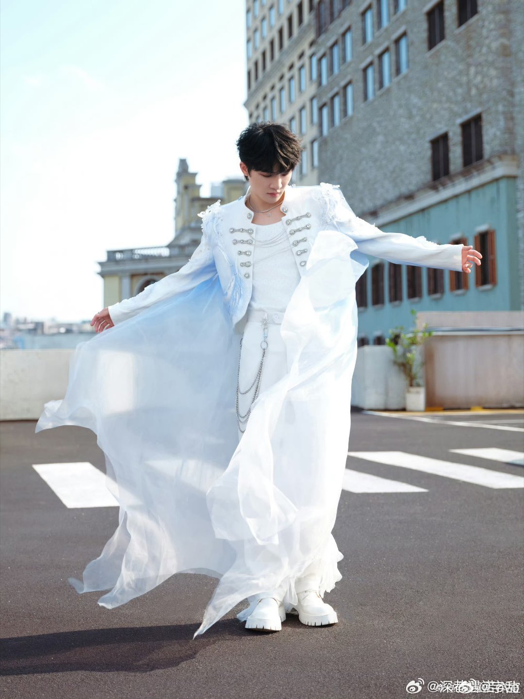 #周深[超话]#  zs#周深深深的演唱会# zs#周深好听#zs #周深演唱会#zs 

醒来万物皆沉寂，唯有你是世间的一抹旖旎，他人困于山中晨雾，我困于你。

​