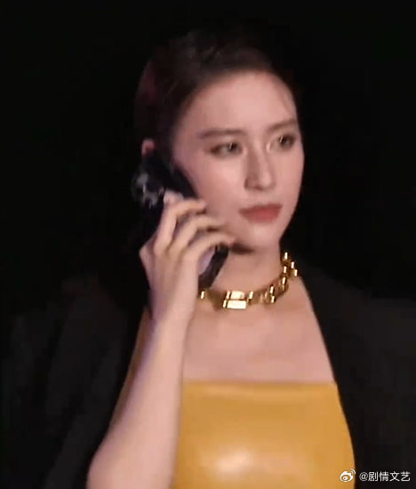 #何超莲VOGUE真的在打电话#本以为是很有想法的时尚pose，何超莲VOGUE红毯是实打实接电话。隆重的盛典红毯配上生活化通话，奇妙的反差感太有看点 ​