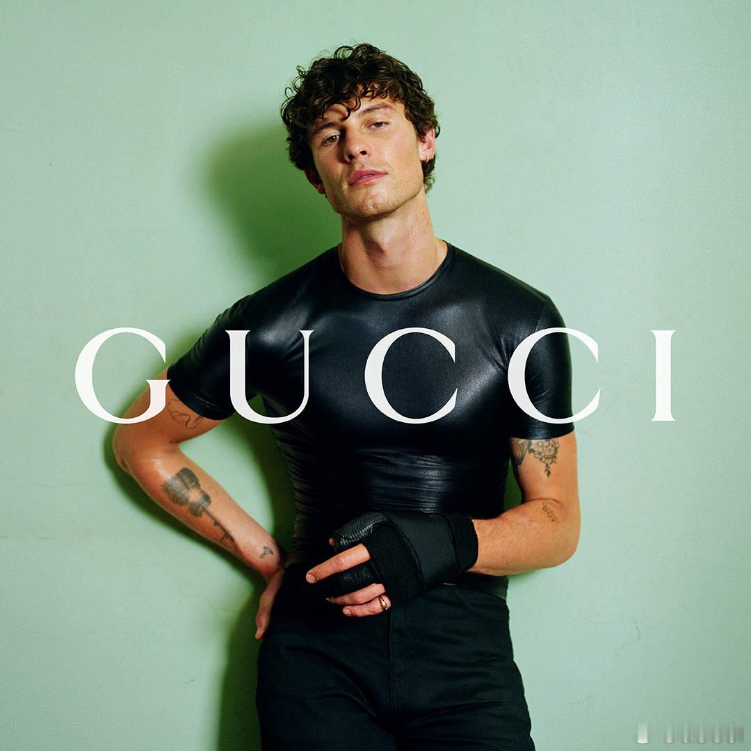 锋芒本色，脱颖而出。
歌手Shawn Mendes身着#GucciPrimavera#系列男装，黑色紧身上衣与纯白套装颠覆单一印象，内蕴不拘一格的魅力风范，书写真实的自我表达。点击

摄影： Michal Chelbin