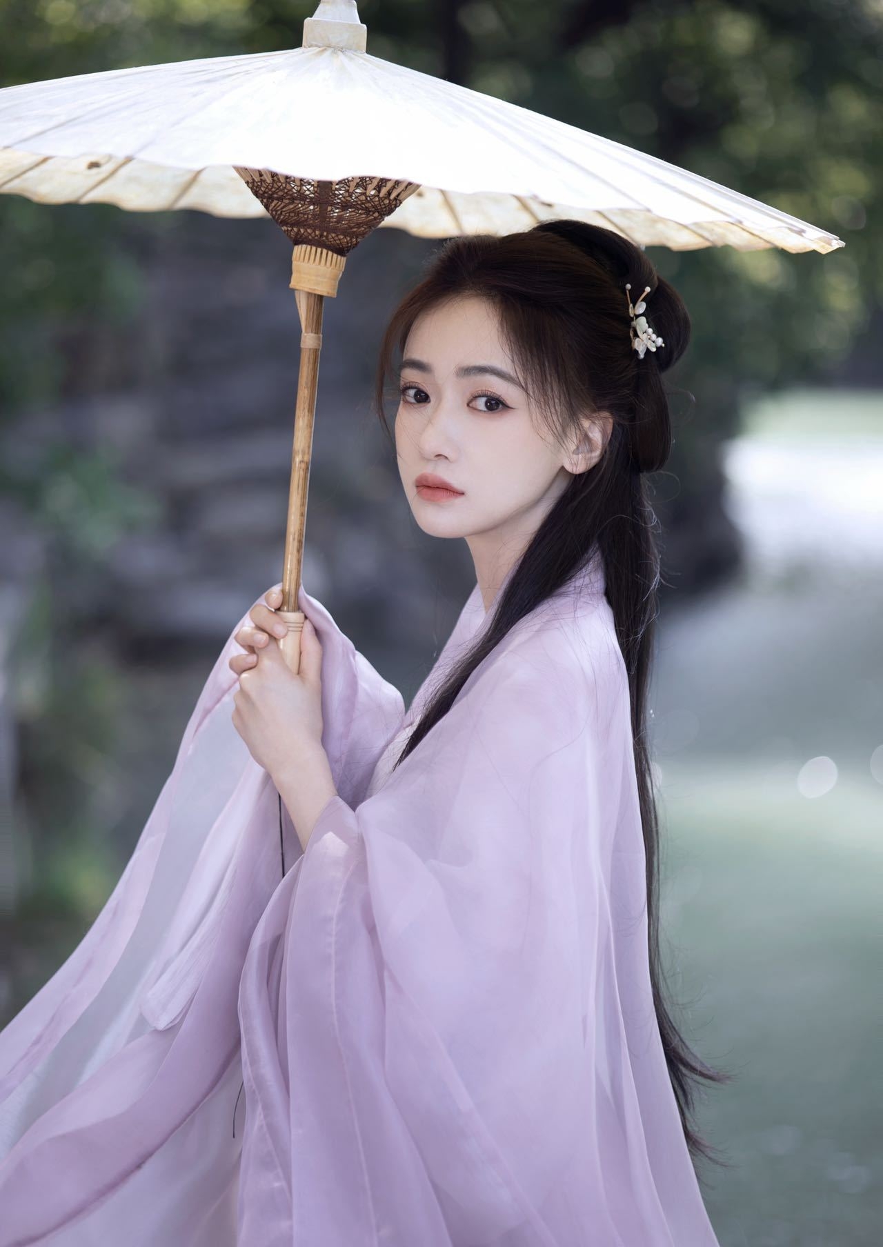以前没发现吴谨言的美
现在看实在美丽 气质也好
瘦瘦的 长得五官精致 
浓眉大眼都在她巴掌大的脸上
难怪于正力捧她