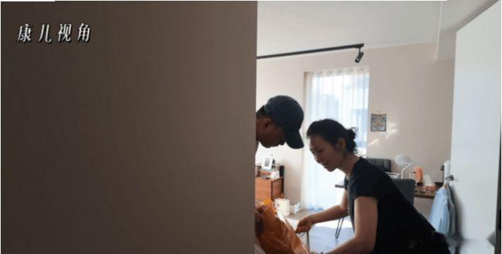 胡军卢芳带康康赴伦敦给女儿搞卫生，三人干五个小时很温馨 ​