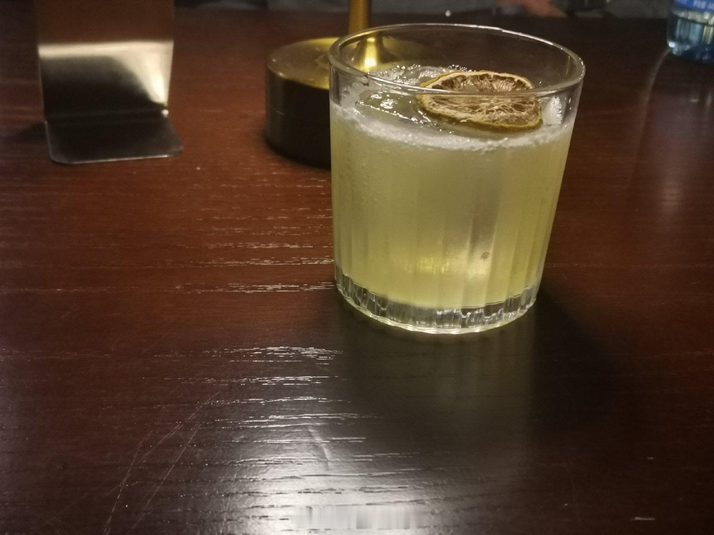 洛的第一只黑白被命名为威士忌酸 ​