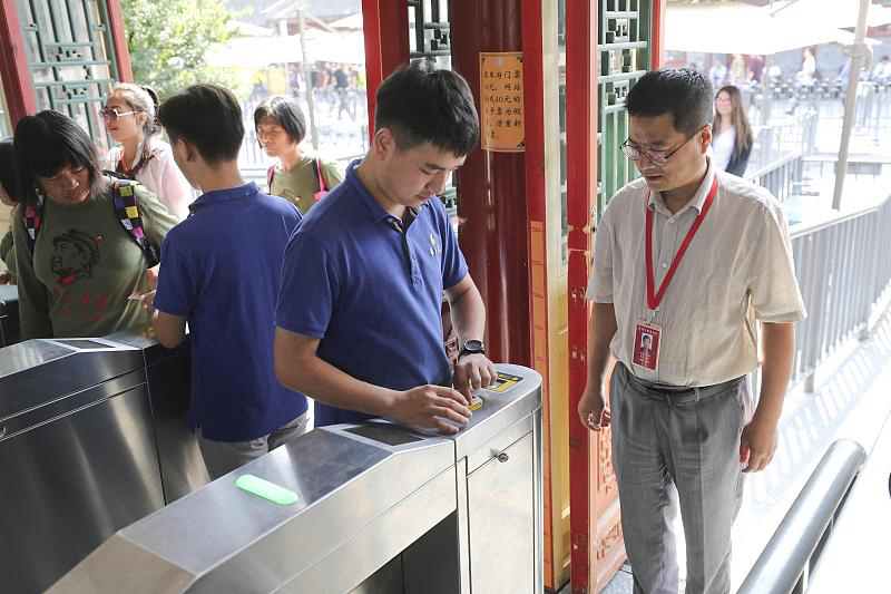 为什么说闲鱼是国内暗网？
很多人说闲鱼是国内暗网，其实就是一句网友的调侃，它根本不是那种加密匿名、脱离监管的真正暗网。只是逛久了，你会发现这个平台的生态实在太特殊了。

闲鱼本来是用来转闲置的，个人卖家不用开店资质，不用保证金，绑个账号就能上架东西，门槛极低。也正因为是个人对个人交易，机器审核很难识