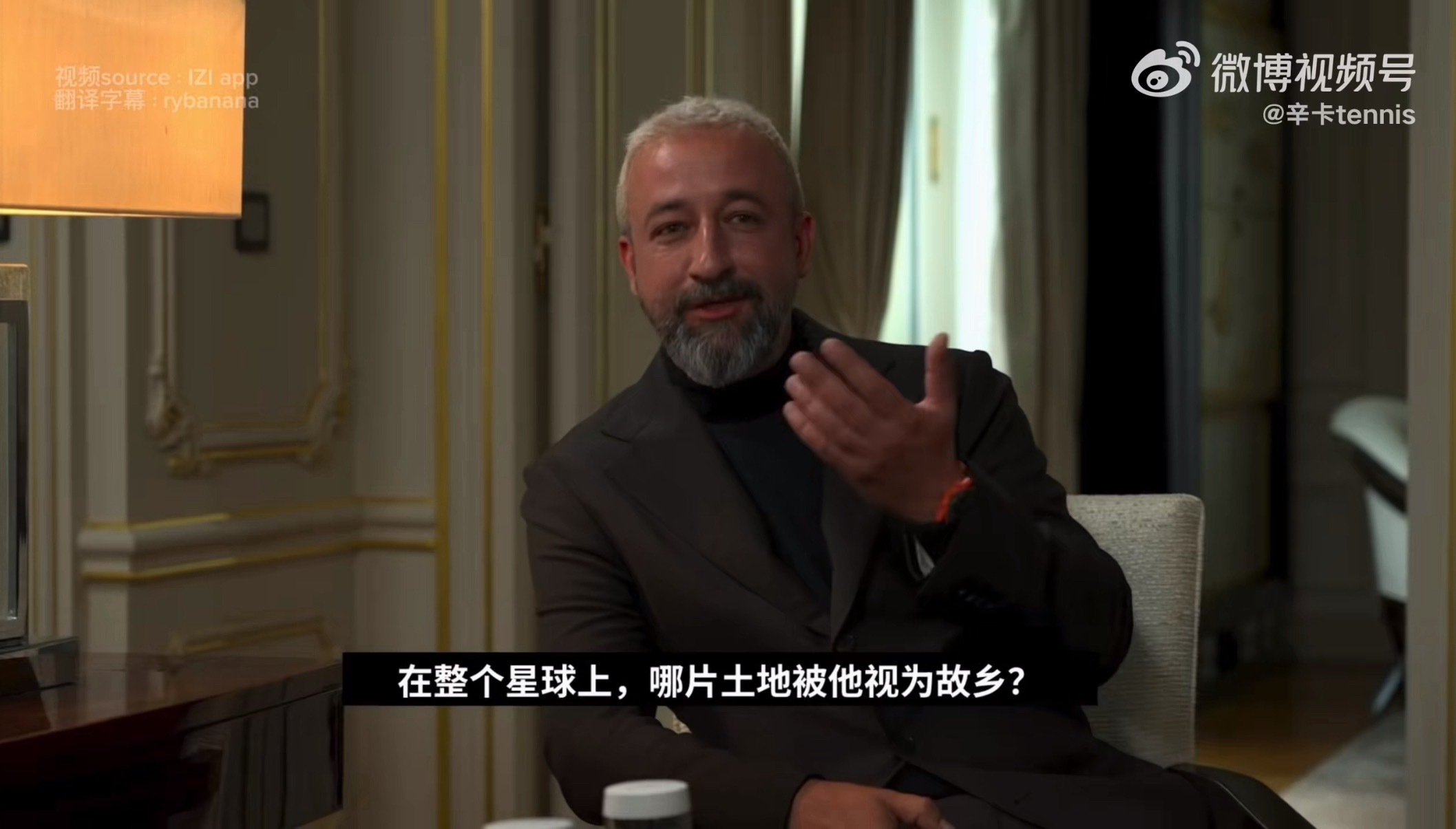 莫名其妙被「家乡」这个概念再次击中，缺少家乡的资助，不被母国看好的选手，与父辈谈起时难以掩饰的怨意不同，本人好像不是释怀，是从来没把这看作一个问题。z时代的莱巴金娜，在急速变迁里成长的女孩，手握赢来的奖金为自己购置房产，再次选择故乡。好酷啊，一次为生涯选择故乡，一次为生活选择故乡 ​