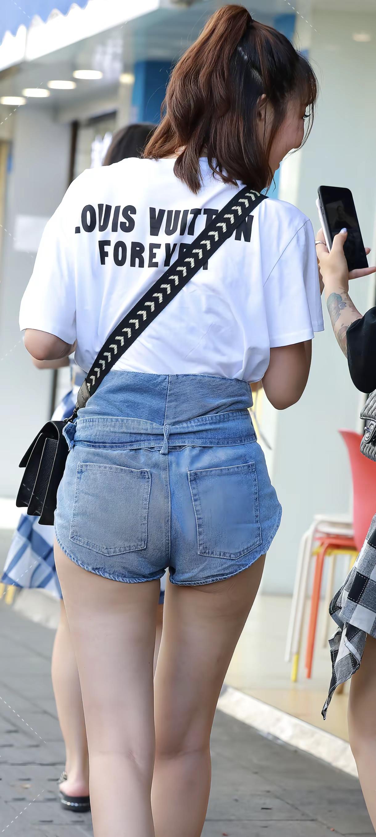 <p>街拍美女热裤 <!--{img:0}--><!--{img:1}...