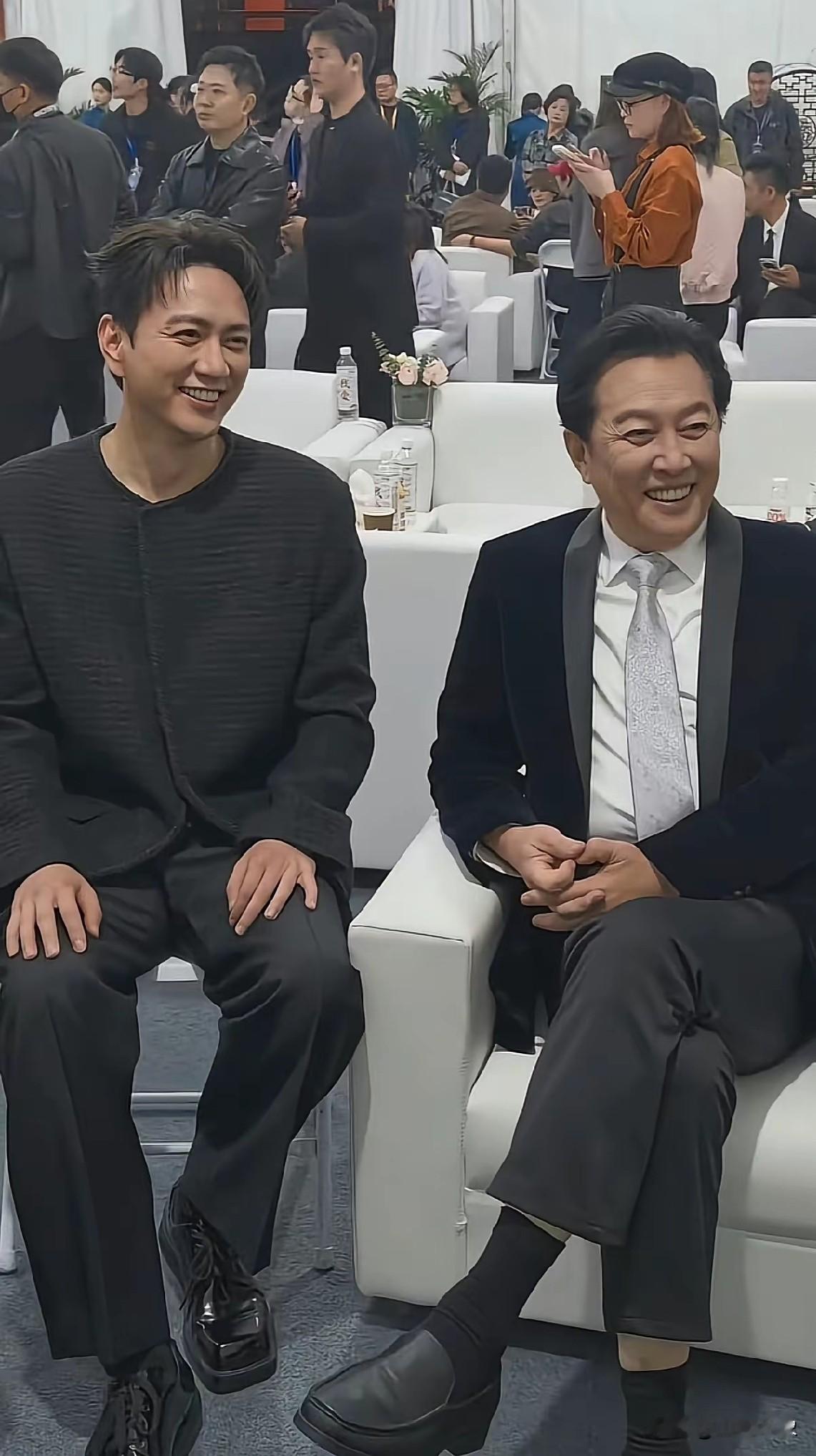 两位山东籍名演员都以在影视作品中饰演毛泽东而出名。
唐国强（青岛人）和王仁君（聊城人）最核心的区别：唐国强把&34;成熟领袖&34;演成了国民记忆，王仁君把&34;青年革命者&34;演出了烟火气。
两人年龄差37岁，正好接上毛泽东的不同人生阶段。