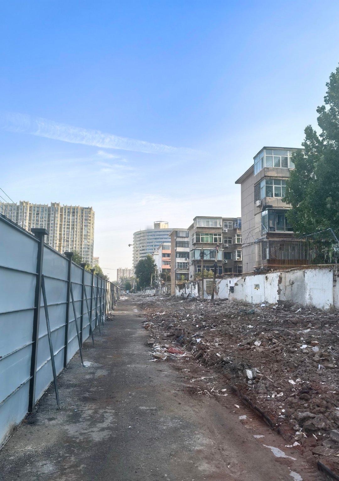 石家庄桥西区城角街东侧（裕华路-工农路）市场也拆了（东侧随着三年前左右城角街城中村拆迁已拆）。但东侧（应该是临时的）早市开了有一段时间了，不知道今后会怎么样？  ​