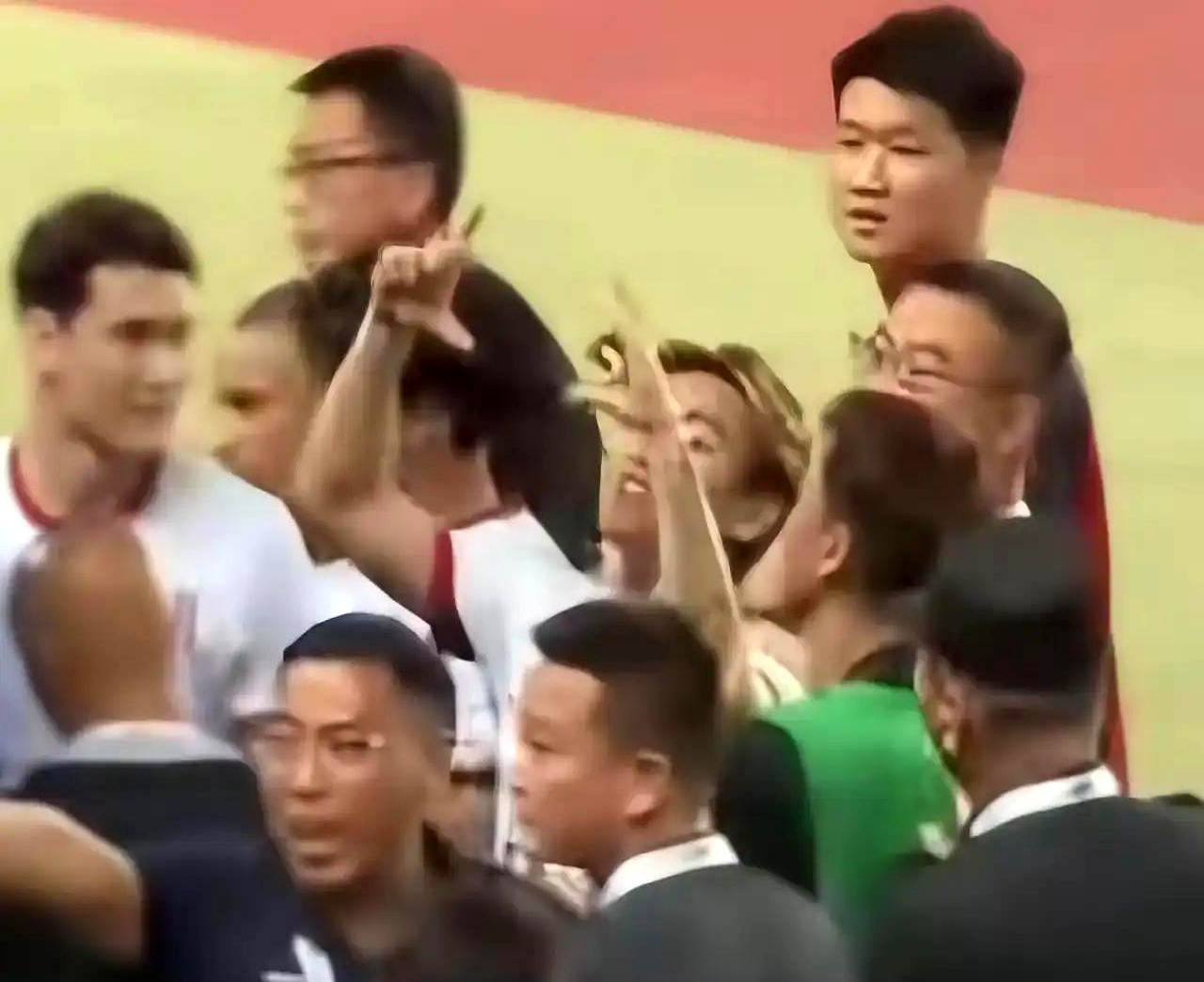 当河南主场的风还没散尽时，场边那位工作人员也做了同样的动作，镜头一遍遍给到。
蓉城队长韦世豪若被追加处罚，问题就来了：一个停赛，一个不用上场，怎么罚？

比赛管理是整体，规则不该只盯球员。
球员有停赛、罚款，工作人员可以禁入赛场、停岗、记过，主场也有管理责任。
当舆论燥起来时，标准如果模糊，情绪就代