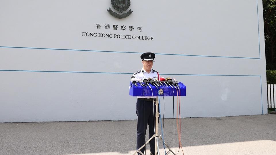 #港事#【涉侵吞与同事合买3300万元彩金 周一鸣：已冻结被捕人户口相关款项】食环署卫生督察涉嫌侵吞15人合资中3300万元六合彩彩金案，警方昨日（11日）拘捕一名36岁本地男子，涉嫌“盗窃”，现已获准保释候查。#15人合伙买彩票中3000万后起纠纷# #香港一男子拒分3300万港元彩票被捕#

警务处处长周一鸣 ​