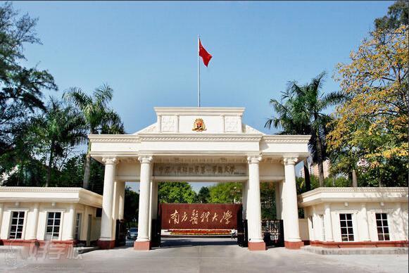 坠亡学生导师被骂上热搜，完整聊天记录曝光后，全网欠他一个道歉

南方医科大学一名学生不幸坠亡，事件最初在网上发酵时，矛头直指导师。网传导师压榨学生、父母出车祸只批 3 天假、不让回家…… 一时间，群情激愤，导师被骂上了热搜。

但完整的微信聊天记录曝光后，剧情彻底反转。

7 月 22 日，陈同学告