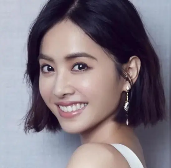 蔡依林曾整夜不眠拼命打拼，很多人好奇，她的身体究竟是如何扛住高强度消耗？

蔡依林晚上7点关机，9点半就睡觉！大家觉得这规矩，靠谱吗？
 
我说实话，第一眼看到的时候，我都有点不敢相信。
晚上七点，天还没有完全黑，手机直接一关，外界的消息一概不理，九点半就要钻进被窝休息。
 
我不由得扪心自问，咱们