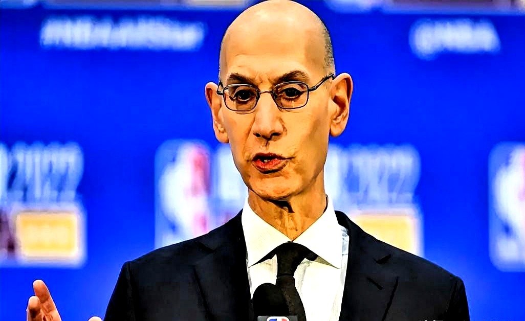 一口气没收5个首轮签、重罚3000万，NBA开出史上最狠罚单。

快船为了签下伦纳德，私下找4家公司搞场外代言绕开工资帽。联盟查了一年直接掀桌：不仅老板鲍尔默被停赛一年，两位球队总裁也被停职停薪。

魔幻的是，拿了大头的伦纳德一场不歇、顶薪照领，只掏了70万美元罚金，替他出面的舅舅被封杀5年。

未