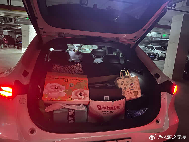 深蓝S05让我最满意的地方就是他有一个巨大的后备箱 再加上一个工整的前备箱， 中秋回老家团聚 ，返程的时候带了好多农家菜 有好多泥土和水分， 这时候就可以放在前备箱，到家也好收拾 。然后给父母长辈买的月饼和礼品放在后备箱，大空间真的是有很大的好处 感谢深蓝带给我温暖的中秋节 。#深蓝车友会# ​