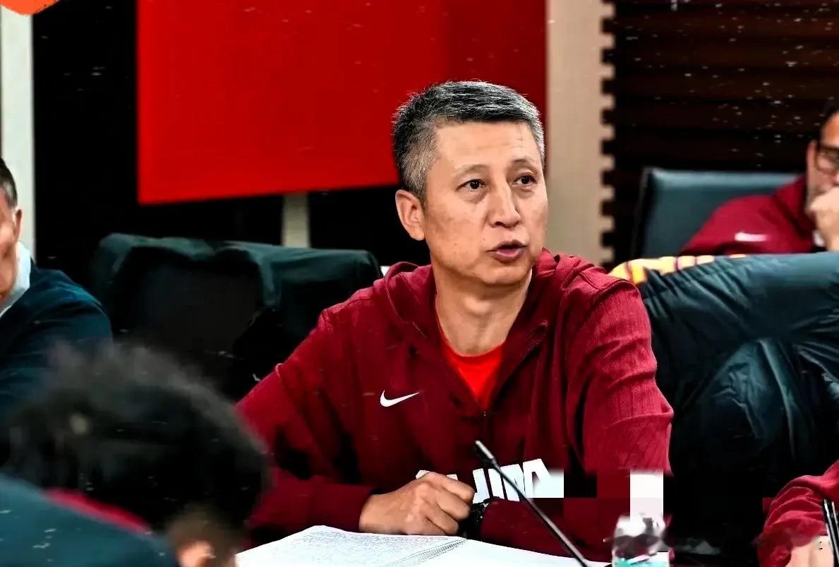 一场让外界难受遗憾的比赛过后，男篮主教练的面容状态成为了赛场之外最引人关注的焦点，究竟是怎样的消耗让这位教头显得如此憔悴透支？

在这场输给日本二队的比赛中，赛场之下的镜头记录下了主教练的真实状态。比赛结束之后，人们看到了郭士强脸上厚重遮不住的黑眼圈，以及疲惫松弛的脸颊，整个人显得十分憔悴透支。这几