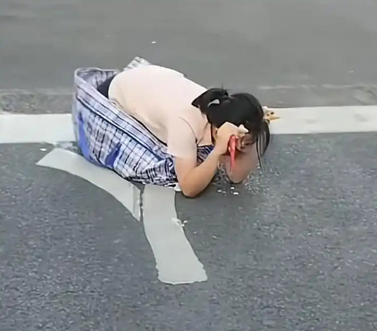 #审丑表演线上线下都要禁止#【“沈城韩泫雅”被封号，审丑表演线上线下都要禁止】9月21日，“网信辽宁”微信公众号发布通报称，近日，网红“沈城韩泫雅”为博取眼球、吸引关注，长期在体育场、商业区等人员密集场所进行低俗、庸俗表演，并发布至网络空间，严重扰乱公共秩序。通报指出，网信部门依据《 ​