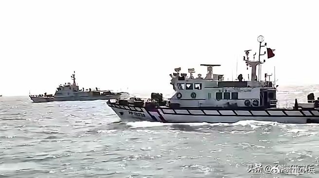 #112舰褪去舷号的过程##中国海警位黄岩岛领海执法巡查#据报，今天上午在厦金海域，中国海警的四艘海警船和中国台湾省海警分局的四艘海巡船差点发生碰撞，最近仅二三十米距离。 ​