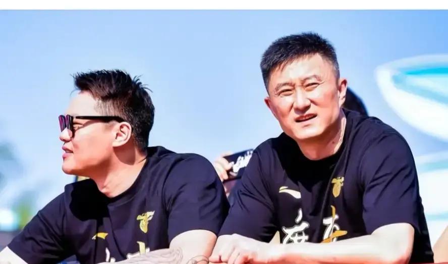 开局客场连着输给南京和北京，连吞两场败仗的广东宏远，今晚算是彻底被逼到了悬崖边上。
更要命的是，今晚新赛季的主场首秀，迎面撞上的还是两连胜、势头正猛的浙江广厦。
这种开局谁受得了？球迷的唾沫星子快把更衣室给淹了，整个队伍上上下下，神经都紧绷到了极点。
听说今晚东莞的主场看台上，可能会坐着两个老
