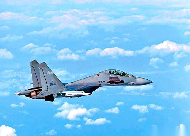 南部战区最近披露了一场黄岩岛上空的硬核拦截，画面一出，直接打破了很多人对空战的认知。
一架三十多吨的歼-16重型战斗机，硬是踩着“刹车”，跟在一架菲律宾塞斯纳C208螺旋桨小飞机旁边玩起了慢动作“太空步”。
这事到底有多离谱？
这么说吧，让重型战斗机去跟飞螺旋桨小飞机，就像让一辆重卡在高速上挂一档，