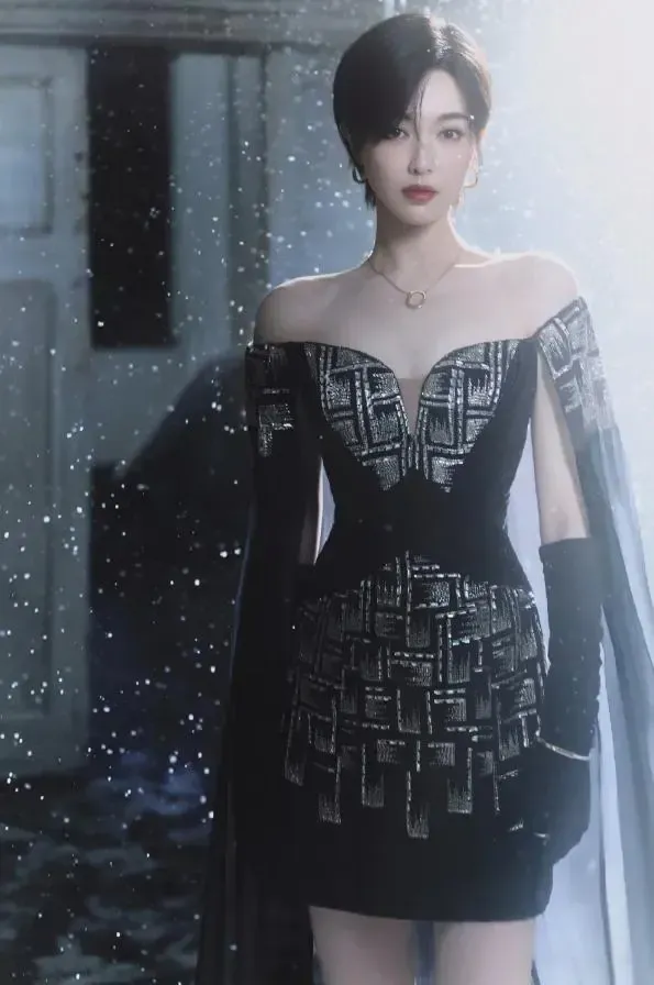 唐嫣少见的一头飒爽干练的短发，一袭黑色露肩短款礼服，时尚又大气。 唐...