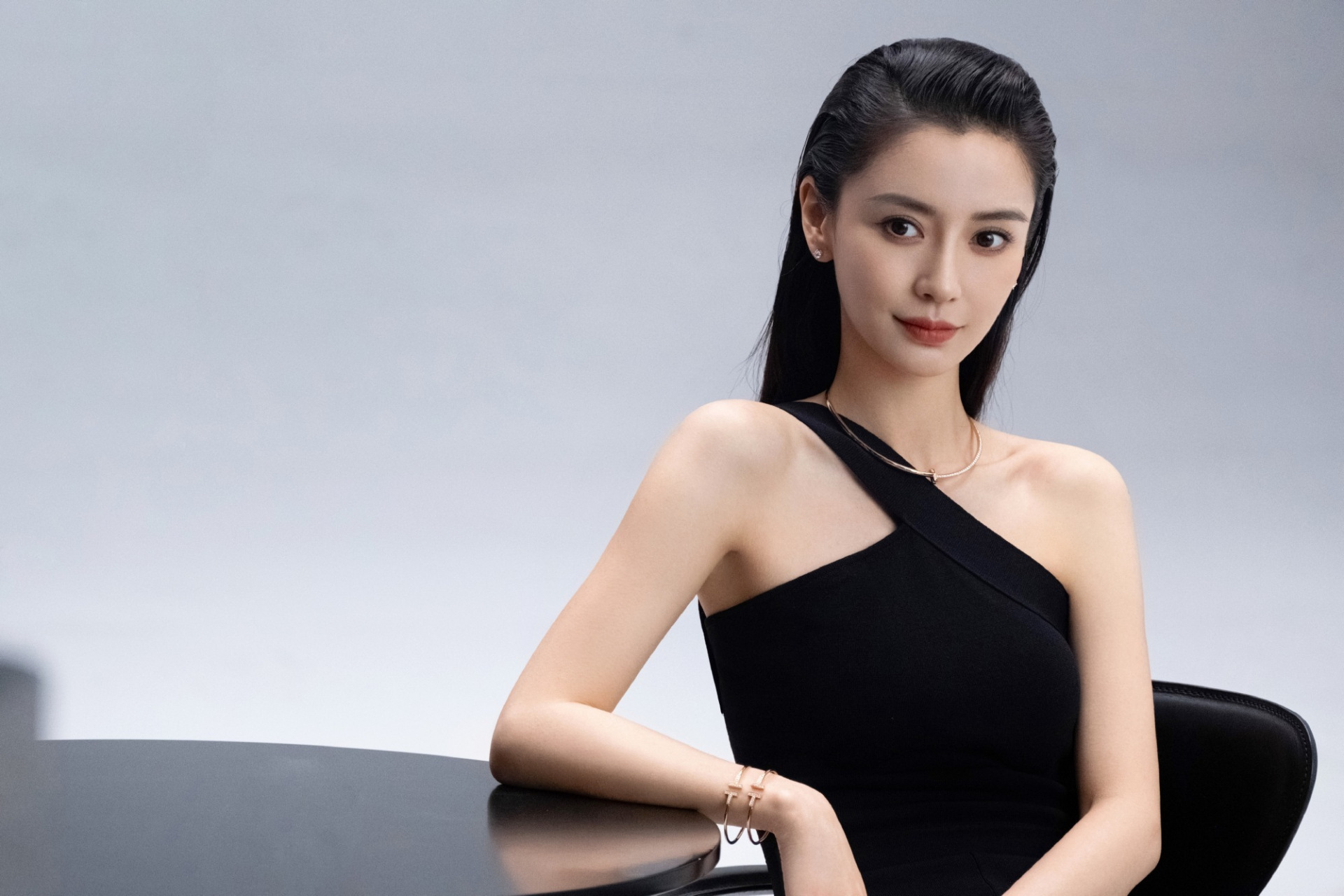 angelababy黑色长裙造型一袭黑色长裙，简约却自带强大气场。Angelababy把黑裙穿出了不一样的韵味，精致的五官配上利落剪裁，肩颈线条舒展动人。没有繁杂色彩点缀，纯粹的黑色最能衬出风情，可优雅清冷，亦可明艳动人。灯光落在裙摆之上，一举一动皆是氛围感，宛如暗夜绽放的黑玫瑰，沉静又耀眼，一